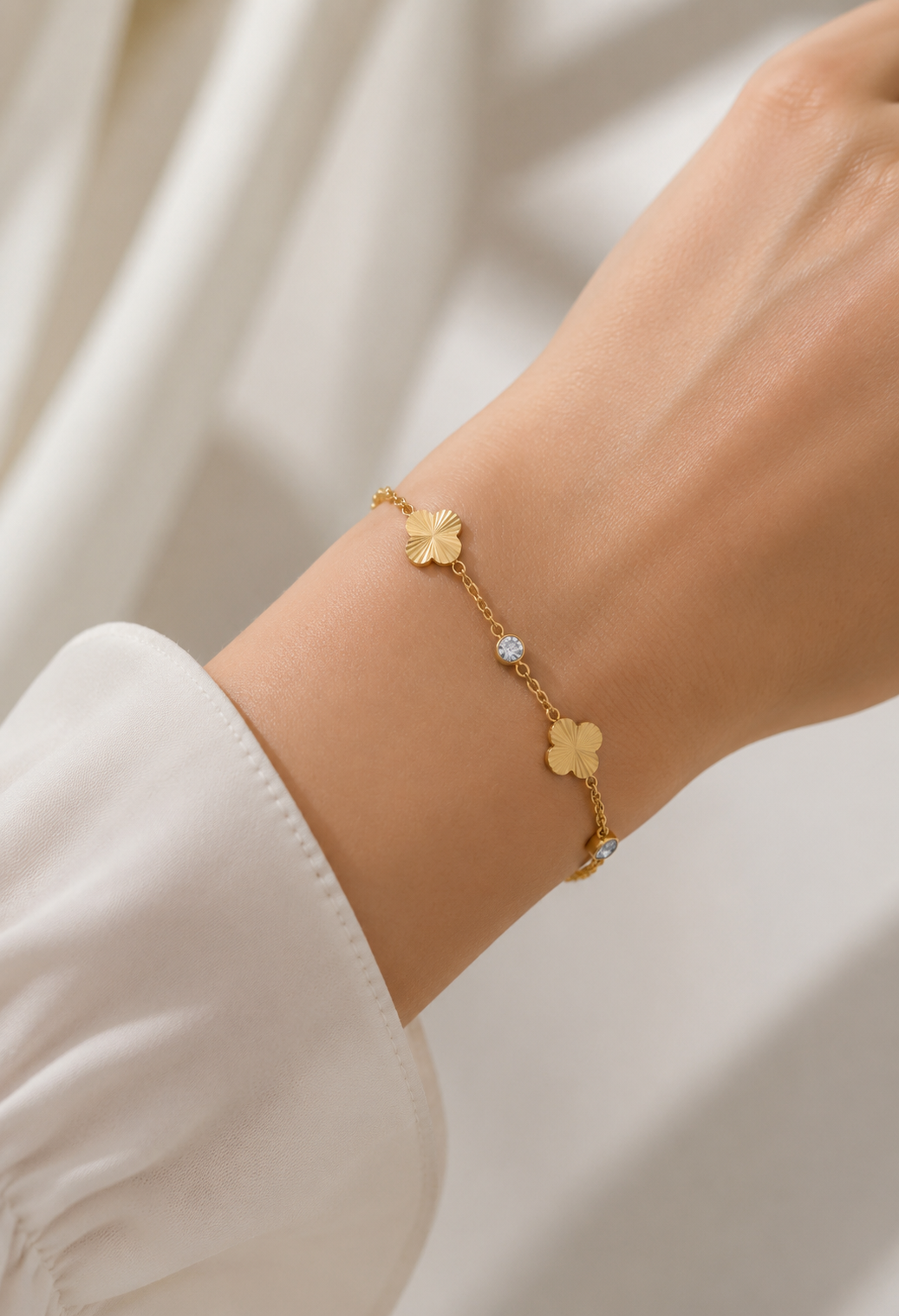 Bracelet acier inoxydable trèfle doré cristaux scintillants
